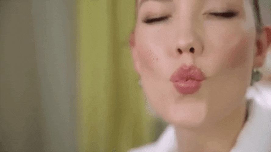 Karlie Kloss Mwah Kiss