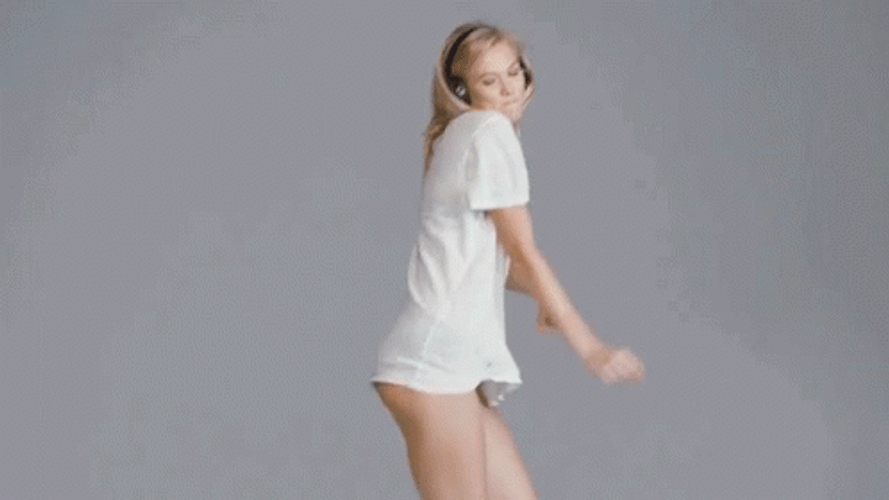 Model Karlie Kloss Dancing